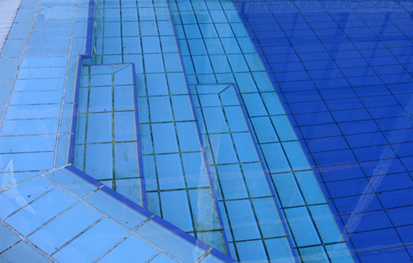 Заметно улучшилось состояние бассейна. Визуально заметно, что на стенках бассейна отсутствует биопленка. Остались небольшие отложения на швах плитки